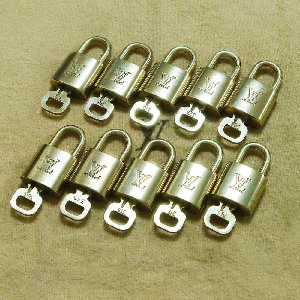 LOUIS VUITTON LV 10 SET PADLOCK KEY BAG CHARM CADENA GOLD PLATED FRANCE 37HA141